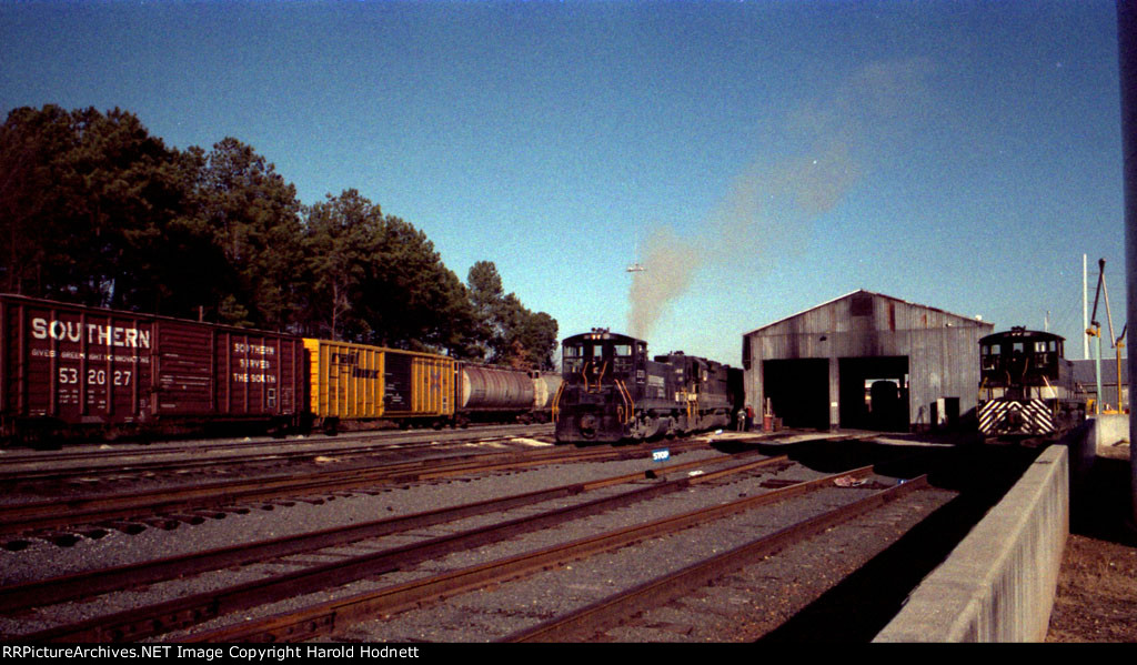 NS 2351 switches some locos at the fuel racks